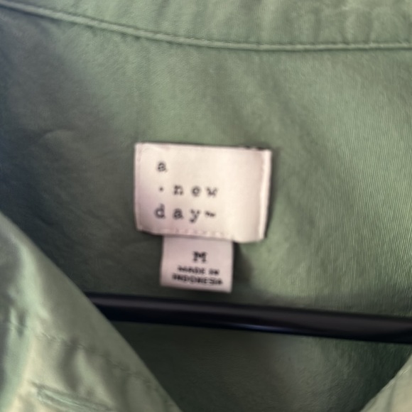 Green long sleeve button down - Picture 4 of 6